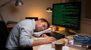 Personne qui dort devant l'ordi